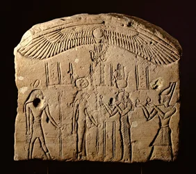 Basreliefstele mit einer Opferszene, ein Pharao mit der Göttin Sachmet und dem Gott Heka, ca. 200-100 v. Chr.